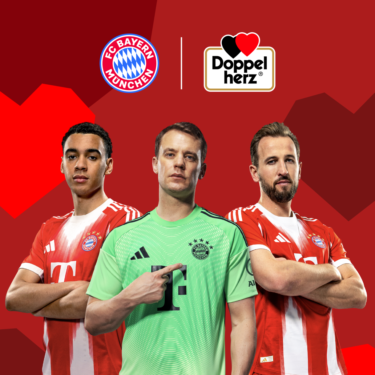 Trzech piłkarzy FC Bayern Monachium stoi na tle czerwonego tła z geometrycznymi kształtami serc. Od lewej do prawej: Harry Kane, Jamal Musiala i Manuel Neuer. Nad nimi znajdują się logo FC Bayern Monachium oraz logo Doppelherz, wskazujące na partnerstwo marki.